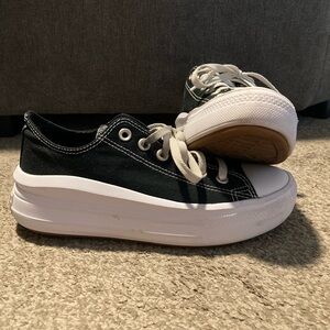 Black and white Converse lowtop platforms size 8